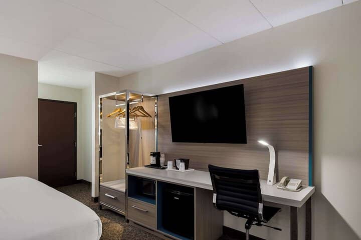 Room 9 of 33