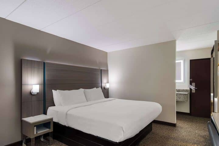 Room 10 of 33